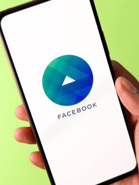 Batı Bangal, Hindistan - 11 Kasım 2021: Telefon ekranı görüntüsünde Facebook İlanı logosu.