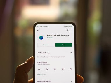 Batı Bangal, Hindistan - 11 Kasım 2021: Telefon ekranı görüntüsünde Facebook İlanı logosu.