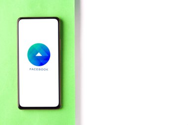 Batı Bangal, Hindistan - 11 Kasım 2021: Telefon ekranı görüntüsünde Facebook İlanı logosu.