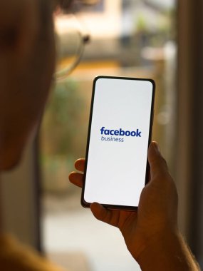 Batı Bangal, Hindistan - 11 Kasım 2021: Telefon ekranında Facebook iş logosu.
