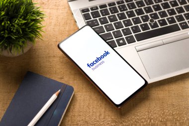 Batı Bangal, Hindistan - 11 Kasım 2021: Telefon ekranında Facebook iş logosu.
