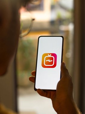 Batı Bangal, Hindistan - 11 Kasım 2021: Telefon ekranı görüntüsünde IGTV logosu.