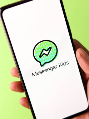 Batı Bangal, Hindistan - 11 Kasım 2021: Elçi Çocuklar logosu telefon ekranı görüntüsünde.