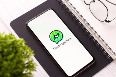 Batı Bangal, Hindistan - 11 Kasım 2021: Elçi Çocuklar logosu telefon ekranı görüntüsünde.