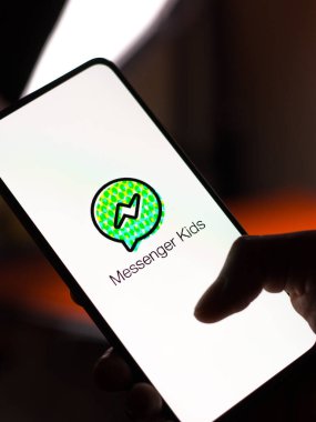 Batı Bangal, Hindistan - 11 Kasım 2021: Elçi Çocuklar logosu telefon ekranı görüntüsünde.