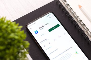 Batı Bangal, Hindistan - 11 Kasım 2021: Telefon ekranındaki Facebook yaratıcı stüdyo logosu.