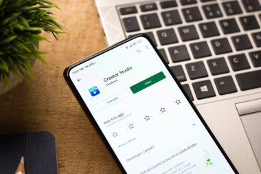 Batı Bangal, Hindistan - 11 Kasım 2021: Telefon ekranındaki Facebook yaratıcı stüdyo logosu.