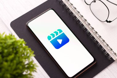 Batı Bangal, Hindistan - 11 Kasım 2021: Telefon ekranındaki Facebook yaratıcı stüdyo logosu.