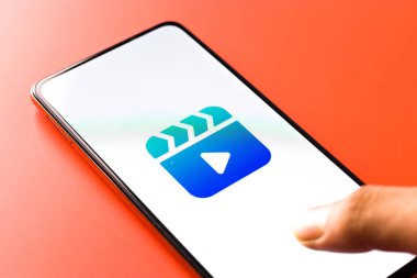 Batı Bangal, Hindistan - 11 Kasım 2021: Telefon ekranındaki Facebook yaratıcı stüdyo logosu.