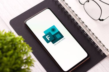 Batı Bangal, Hindistan - 11 Kasım 2021: Telefon ekranında Microsoft Forms logosu.
