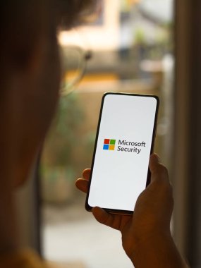 Batı Bangal, Hindistan - 11 Kasım 2021: Microsoft Güvenlik logosu telefon ekranı görüntüsünde.