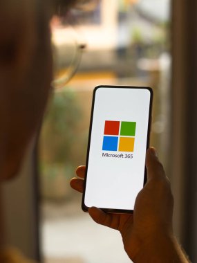Batı Bangal, Hindistan - 11 Kasım 2021: Telefon ekranında Microsoft 365 logosu.