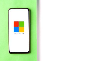 Batı Bangal, Hindistan - 11 Kasım 2021: Telefon ekranında Microsoft 365 logosu.
