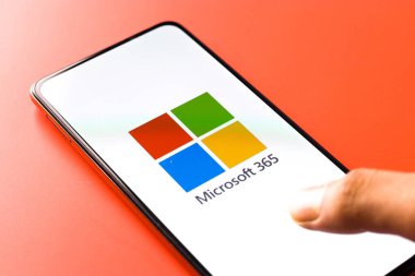 Batı Bangal, Hindistan - 11 Kasım 2021: Telefon ekranında Microsoft 365 logosu.