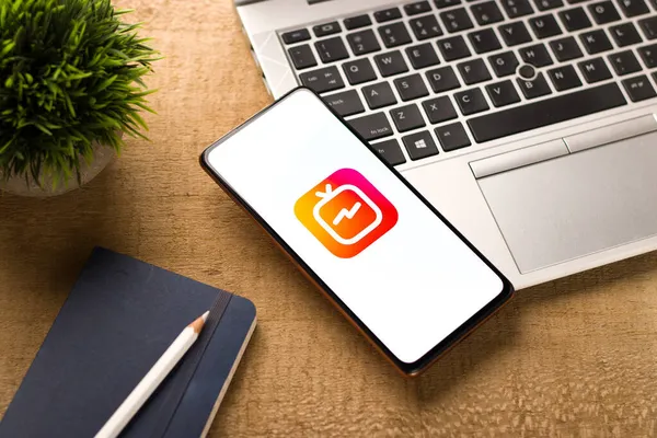 Batı Bangal, Hindistan - 11 Kasım 2021: Telefon ekranı görüntüsünde IGTV logosu.