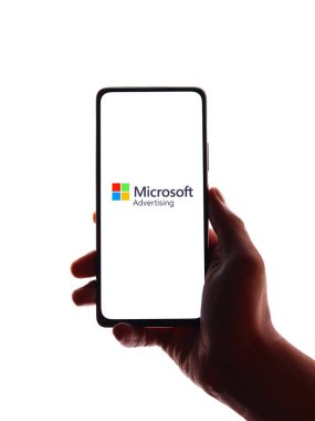 Batı Bangal, Hindistan - 11 Kasım 2021: Microsoft Reklamcılık logosu telefon ekranı resmi.