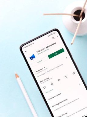 Batı Bangal, Hindistan - 11 Kasım 2021: Microsoft Reklamcılık logosu telefon ekranı resmi.
