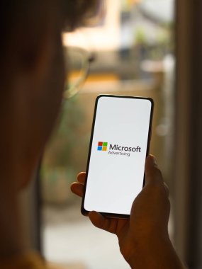 Batı Bangal, Hindistan - 11 Kasım 2021: Microsoft Reklamcılık logosu telefon ekranı resmi.