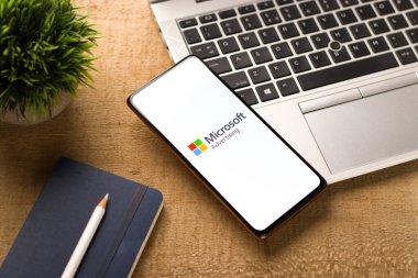 Batı Bangal, Hindistan - 11 Kasım 2021: Microsoft Reklamcılık logosu telefon ekranı resmi.