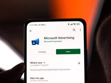 Batı Bangal, Hindistan - 11 Kasım 2021: Microsoft Reklamcılık logosu telefon ekranı resmi.