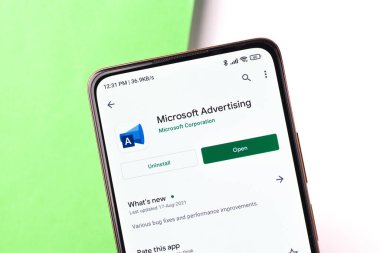 Batı Bangal, Hindistan - 11 Kasım 2021: Microsoft Reklamcılık logosu telefon ekranı resmi.