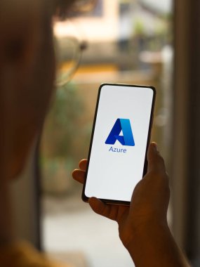 Batı Bangal, Hindistan - 11 Kasım 2021: Telefon ekranında Microsoft Azure logosu.