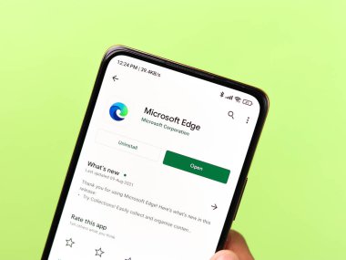 Batı Bangal, Hindistan - 11 Kasım 2021: Microsoft Edge logosu telefon ekranı görüntüsü.