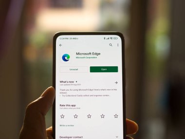 Batı Bangal, Hindistan - 11 Kasım 2021: Microsoft Edge logosu telefon ekranı görüntüsü.
