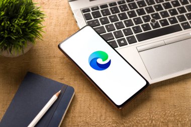 Batı Bangal, Hindistan - 11 Kasım 2021: Microsoft Edge logosu telefon ekranı görüntüsü.