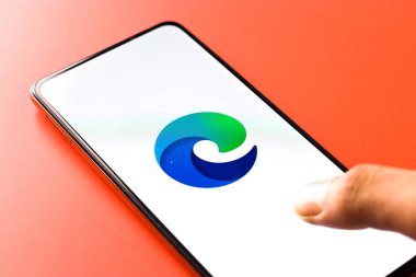 Batı Bangal, Hindistan - 11 Kasım 2021: Microsoft Edge logosu telefon ekranı görüntüsü.