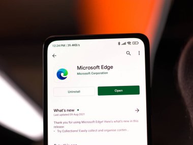 Batı Bangal, Hindistan - 11 Kasım 2021: Microsoft Edge logosu telefon ekranı görüntüsü.
