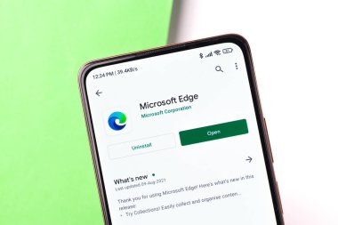 Batı Bangal, Hindistan - 11 Kasım 2021: Microsoft Edge logosu telefon ekranı görüntüsü.