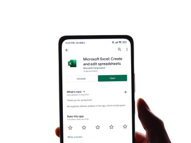 Assam, Hindistan - 6 Eylül 2020: Microsoft telefon ekranı görüntüsünde logodan üstündür.