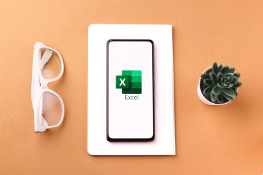 Assam, Hindistan - 6 Eylül 2020: Microsoft telefon ekranı görüntüsünde logodan üstündür.