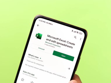 Assam, Hindistan - 6 Eylül 2020: Microsoft telefon ekranı görüntüsünde logodan üstündür.
