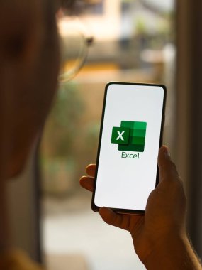 Assam, Hindistan - 6 Eylül 2020: Microsoft telefon ekranı görüntüsünde logodan üstündür.