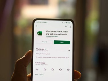 Assam, Hindistan - 6 Eylül 2020: Microsoft telefon ekranı görüntüsünde logodan üstündür.