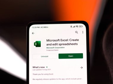 Assam, Hindistan - 6 Eylül 2020: Microsoft telefon ekranı görüntüsünde logodan üstündür.