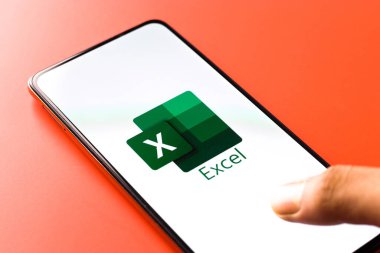Assam, Hindistan - 6 Eylül 2020: Microsoft telefon ekranı görüntüsünde logodan üstündür.