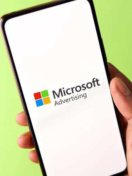 Batı Bangal Hindistan Kasım 2021 Microsoft Reklamcılık Logosu Telefon Ekranı — Stok fotoğraf