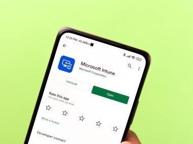 Batı Bangal, Hindistan - 11 Kasım 2021: Microsoft Intune logosu telefon ekranı görüntüsü.