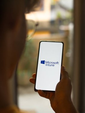 Batı Bangal, Hindistan - 11 Kasım 2021: Microsoft Intune logosu telefon ekranı görüntüsü.