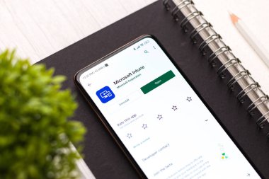 Batı Bangal, Hindistan - 11 Kasım 2021: Microsoft Intune logosu telefon ekranı görüntüsü.