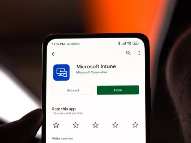 Batı Bangal, Hindistan - 11 Kasım 2021: Microsoft Intune logosu telefon ekranı görüntüsü.