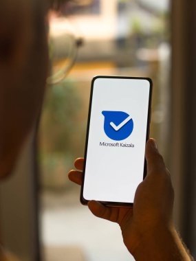 Assam, Hindistan - 10 Nisan 2021: Telefon ekranında Microsoft Kaizala logosu.
