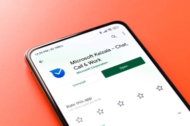 Assam, Hindistan - 10 Nisan 2021: Telefon ekranında Microsoft Kaizala logosu.