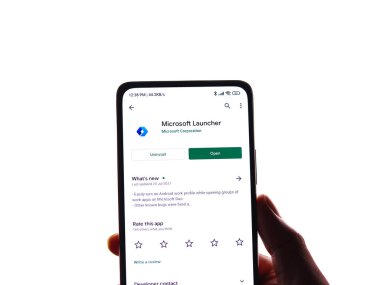 Assam, Hindistan - 31 Ocak 2021: Telefon ekranında Microsoft Launcher logosu.