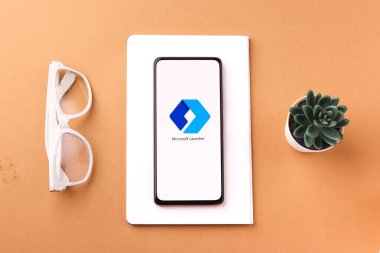 Assam, Hindistan - 31 Ocak 2021: Telefon ekranında Microsoft Launcher logosu.