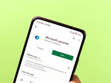 Assam, Hindistan - 31 Ocak 2021: Telefon ekranında Microsoft Launcher logosu.