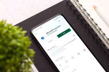 Assam, Hindistan - 31 Ocak 2021: Telefon ekranında Microsoft Launcher logosu.